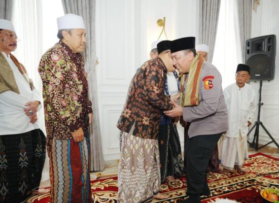 Kunjungi Buntet Pesantren Cirebon, Kapolri Silaturahmi ke Dewan Sepuh hingga Resmikan Pondok