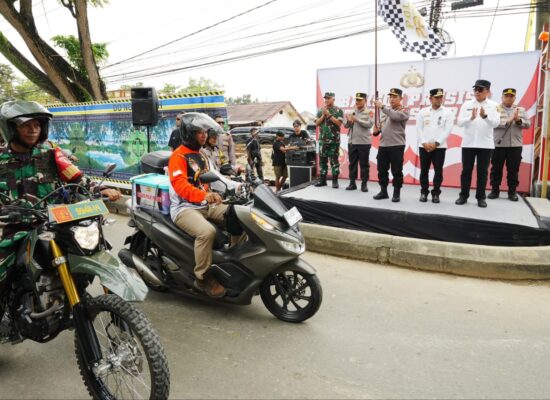 Hadiri Ground Breaking Asrama Polresta Samarinda, Kapolri Bagikan Sumur Bor-Sembako ke Warga